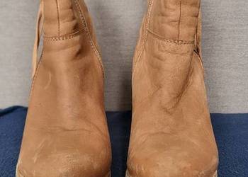 Brązowe botki RESERVED 37 – skórzane botki na słupku, kolor camel