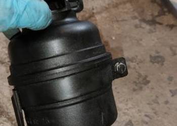 Zbiornik płynu wspomagania BMW E36 wraz z uchwytem mocującym