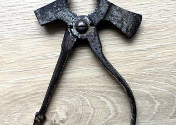 Bardzo stary wielofunkcyjny podręczny zestaw narzędzi dla majsterkowiczów