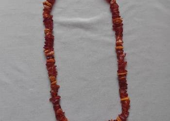 Naszyjnik z nieoszlifowanych bursztynów, PRL. Dł. 45 cm.