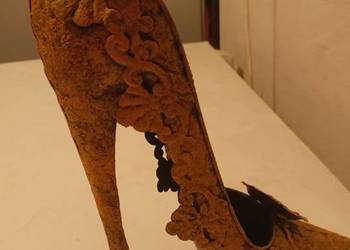 Metaloplastyka.Dekoracyjny damski but z cynowej blachy Metaloplastyka.Dekoracyjny damski but z cynowej blachy