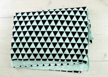 Miętowa dresówka pętelka w czarne trójkąty, bawełna-elastan