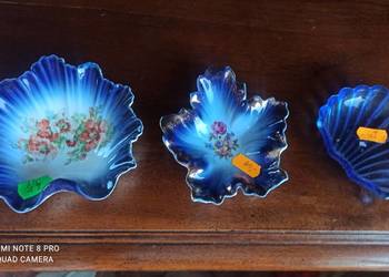 Muszelka porcelana, kobaltowa, pomarańczowe kwiaty. Muszelka porcelana, kobaltowa, pomarańczowe kwiaty.