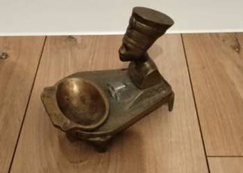 Mosiężna popielniczka Nefretete