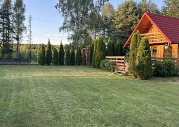 Pękny, drewniany domek