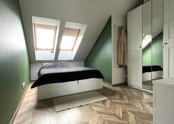 3 pokoje plus antresola, winda, garaż.