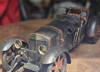 Model samochodu wyścigowego lata 20