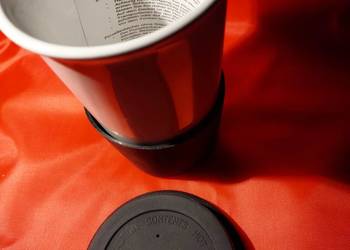 kubek ceramiczny biały z  obejmą i  przykryciem  silikonowym w kolorze czar