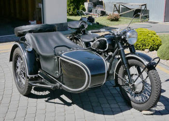 Motocykl Ural M-72 z 1952 r z wózkiem bocznym.