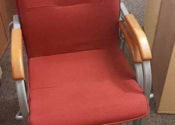 Krzesła czerwono bordowe biurka
