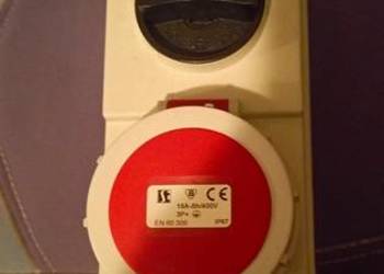 Gniazdo z wyłącznikiem i blokadą