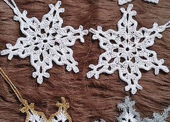 Zestaw 10 sztuk  ozdób choinkowych .Śnieżynki, świeczki, dzwoneczki .