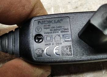 Zasilacz prądu stałego o napięciu 12V i natężeniu 0,8A. Używany, w dobrym s