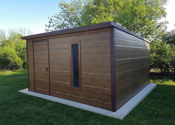 Garaż ocieplany z płyty warstwowej 4×4m – imitacja drewna