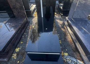 Tani pomnik z montażem