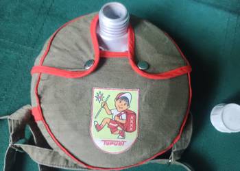 Aluminiowa manierka turystyczna vintage w tekstylnym pokrowcu PRL