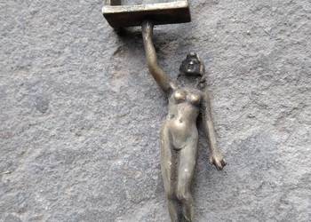 Stara mosiężna figurka kobiety kobieta zabytek PRL lub stars Stara mosiężna figurka kobiety kobieta zabytek PRL lub stars