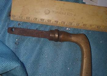 Stara klamka z mosiądzu z żelaznym trzpieniem przedwojenna antyk