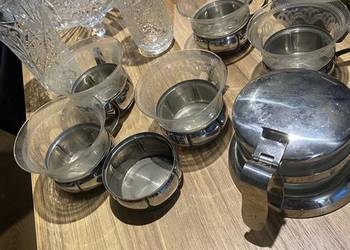 Szklane naczynia z metalowymi uchwytami