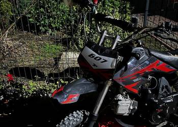 Sprzedam crossa + pełna wyprawka W zestawie: kask, rękawice i kominiarka.