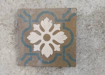 Stara ceramiczna płytka podlogowa