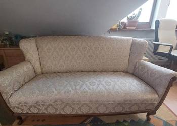 Sofa tapicerowana z dwoma fotelami.
