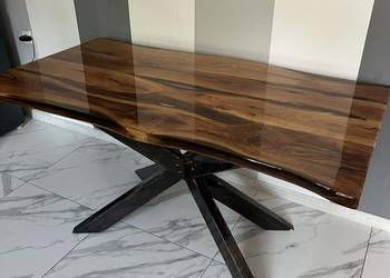 Stół z żywicy epoksydowej oraz dęba