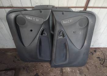 TOYOTA YARIS I 3D Boczek drzwi  prawy lewy boczki