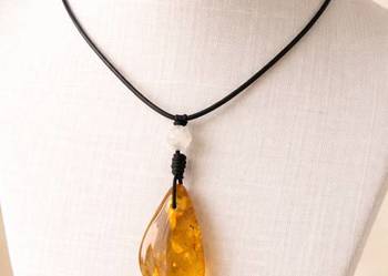 Wisiorek bursztyn naturalny bałtycki ręcznie robiony 40 mm regulowany