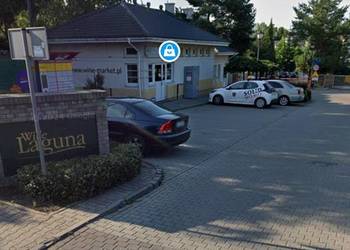 Lokal usługowy do wynajęcia. Parking przed budynkiem.