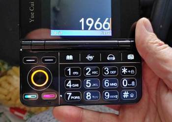 Telefon z dwoma wyświetlaczami