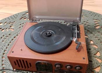 Gramofon z radiem i głośnikiem.
