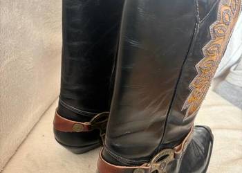 Skórzane kozaki / kowbojki biker z ozdobną uprzężą – czarne, r.37