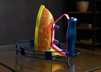 Niepowtarzalny przycisk do papieru w formie żelazka.