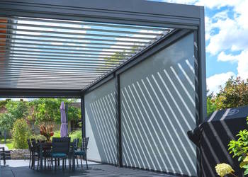 Pergola zadaszenie tarasu z dachem lamelowym