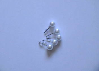 Sprzedam nowe kolczyki z białymi kuleczkami jest ich 5 sztuk tanio zaprasza