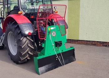 Zdalnie sterowana ciągnikowa wyciągarka leśna o uciągu 4000 kg.