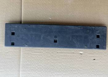 FIAT DOBLO II 2 10-22 PODSTAWA TABLICY PRZÓD  735594226