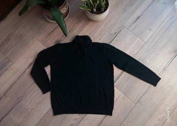 Czarny basic golf uniwersalny, idealny na jesień i zime