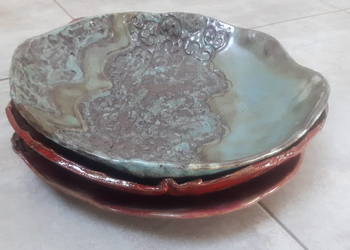 Zestaw misek ceramicznych ręcznie wykonanych.