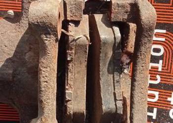 zacisk hamulcowy z jarzmem i klockami do audi