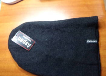 długa nowa czarna czapka uniwersalna