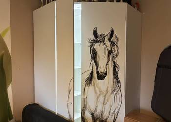 Szafa narożna, oświetlana Meblik Yo White Horse