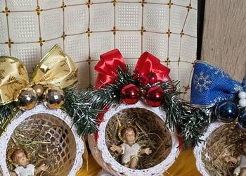 Stroik świąteczny szydelkowy z figurka w środku.Dekoracje świąteczne.Ozdoby