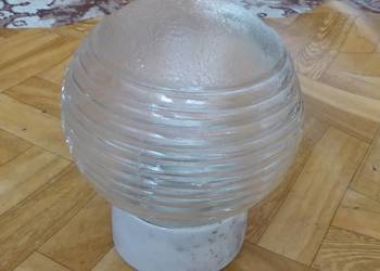 Stara lampa z kloszem z grubego szkła z czasów PRL