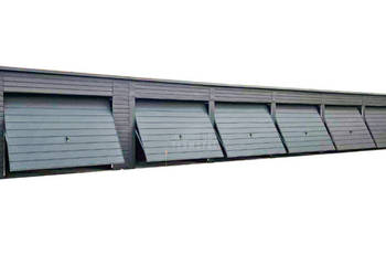 Rząd garaży 24x5,5m - 7x brama uchylna - antyracyt - dach spad w tył TS871