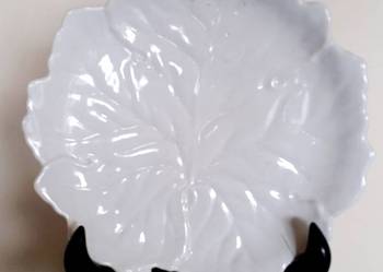 Stara biała patera w kształcie liścia