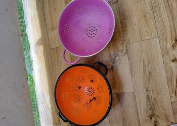 Dwa durszlaki emaliowane do ozdoby zestaw Dwa durszlaki emaliowane do ozdoby zestaw