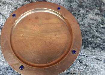 Talerz metalowy mosiadzowany z niebieskimi kamieniami Taca Patera (790)