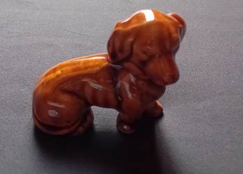 Figurka z porcelitu - siedzący piesek - jamnik. PRL.